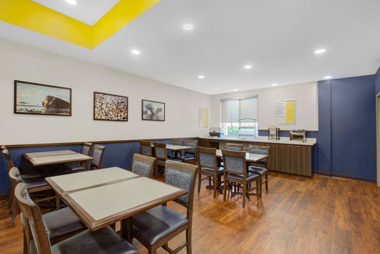 Days Inn & Suites By Wyndham Lindsay Extérieur photo